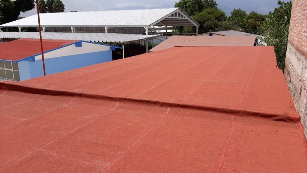 Impermeabilización consistente en sellado con aplicación de tapaporos Impercoat primario SL, calafateo en periferia con cemento plástico Impercoat cemento AT, colocación de impermeabilizante prefabricado de 4.00 mm de espesor en fibra de poliester terminado en gravilla mineralizada color rojo terracota adherido con soplete de gas